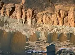 Erosionsmerkmale auf hell getöntem Gestein.