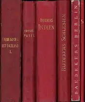 Vergleich von Buchrücken im klassischen Baedeker-Rot verschiedener Erscheinungsdaten ab Beginn der Verwendung im Jahr 1846 (von links)