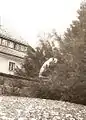 Eingelagerte Bronzeplastik Bär 1987 am Neuen Jägerhaus in Grillenburg