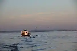 Mit der Fähre auf dem Irrawaddy von Bagan nach Mandalay, im Hintergrund Bagan im Sonnenuntergang, mit Heißluftballons on Tour, November 2013