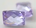 Violetter Zirkoniastein mit Schachbrettschliff