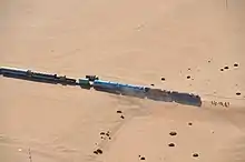 Sandverwehung an der Eisenbahnstrecke südlich von Swakopmund (Namibia)