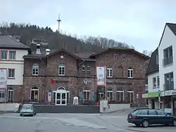 Bahnhof und Bahnhofsvorplatznach der Modernisierung (Ansicht 2007)