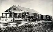 Erster Bahnhof Bülach ca. 1870. Der Zug besteht aus Wagen der ehemaligen Schweizerische Nordbahn («Spanisch-Brötli-Bahn»)