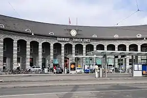 Hauptfassade mit der markanten Bahnhofsuhr (2011)