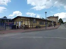 Güterschuppen und Empfangsgebäude an der Bahnhofstraße