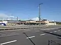 Blick von Westen auf das Inselgebäude am Bahnhof Bebra. Am vor dem Bahnhof sichtbaren Lichtschacht befand sich früher der Zugang zu Bahnsteig 1/2.