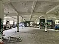 Obergeschoss im Bahnhof, Dachkonstruktion von Stahlbetonstützen getragen