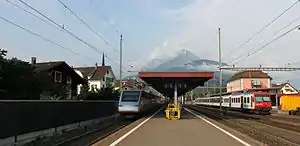 Bahnhof mit einer haltenden S3 (rechts)und einem durchfahrenden ETR 470 (2011)