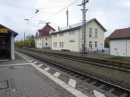 Empfangsgebäude mit dem Hausbahnsteig, den Gleisen 1 und 2 sowie dem Inselbahnsteig