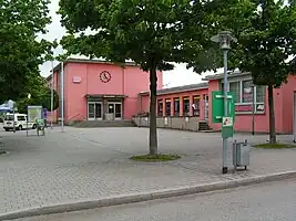 Blick vom Vorplatz auf das Empfangsgebäude