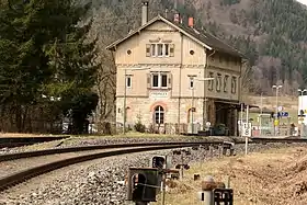 Empfangsgebäude. Im Vordergrund Drahtzugleitungen für Weichen und Signale (2018)