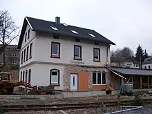 Empfangsgebäude des Bahnhofs Grünstädtel (2016)