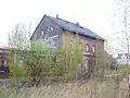 Bahnhof Hartha (Kr Döbeln) mit Bewuchs auf dem Gelände, 2016