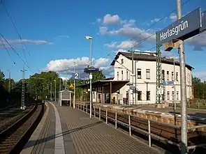 Bahnsteige (Strecke Leipzig–Hof) und Empfangsgebäude, 2017