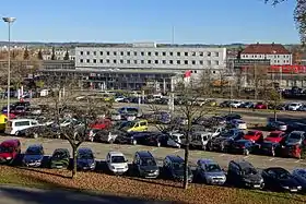 Kempten (Allgäu) Hauptbahnhof (Bahnhofplatz 2) mit dem davor liegendem Bahnhofplatz
