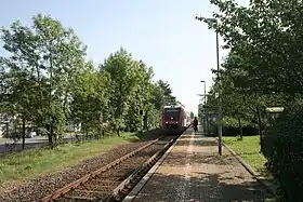Ansicht des Gleises von Norden mit Zug der Odenwaldbahn.