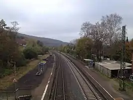 Blick von der denkmalgeschützten Brückeüber die Gleis- und Bahnsteiganlagen