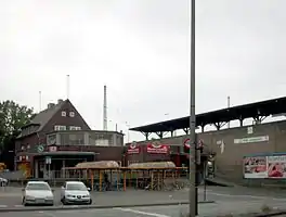 Der Bahnhof vom Bahnhofsvorplatz