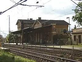 Blick vom Bahnübergang auf den Bahnsteig