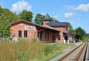 Empfangsgebäude mit angebautemGüterschuppen der Normalspurbahn 2012