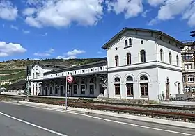 Empfangsgebäude und Bahnsteig