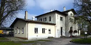 Empfangsgebäude und Bahnhofsvorplatz