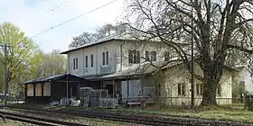Gleise und Empfangsgebäude
