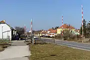 Mechanische Schrankenanlage mit Läutewerk im Bahnhof Tattendorf