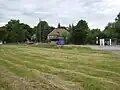 Wiese statt Gleise und verbliebene Bahnsteigkante in Thurnau (2013)