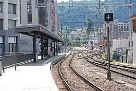 Einziger Perron (2018),Betriebsanlagen im Hintergrund