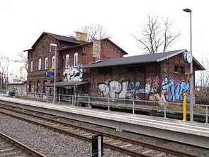 Altes Bahnhofsgebäude mit Güterschüppen