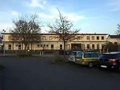 Das Empfangsgebäude aus der Sicht der Gleise.