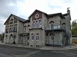 Empfangsgebäude von der Straßenseite aus (2021)