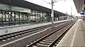 Hausbahnsteig (Gleis 1) vom Inselbahnsteig (Gleis 2 u. 3) aus gesehen.