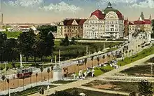 Der 1909 fertiggestellte Boulevard in die Fabrikstadt, im Hintergrund der Podul Decebal sowie das etwas jüngere Neptunbad, vorne die heutige Haltestelle Prefectură Județului Timiș.