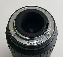 Ein Bajonett mit elektrischen Kontakten für Objektivdaten und mechanischen Übertragungselementen für Autofokus und Blende (Pentax KAF)
