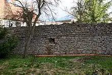 Mauer der Wehrkirche mit Schießscharte