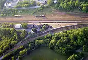 Die Bahnstrecke Elsterwerda–Elsterwerda-Biehla schert am Keilbahnhof Elsterwerda-Biehla nach links aus der Bahnstrecke Węgliniec–Roßlau aus