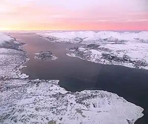 Blick von Osten auf den Straumsfjord; links das norwegische Festland, rechts die Insel Kvaløy, in der Sundmitte die Insel Ryøy