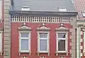 Blend-Balustrade als Attika auf einem gründerzeitlichen Wohnhaus (Göttingen, Gartenstraße 24)