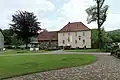 Denkmalgeschütztes ehemaliges Pfarrhaus mit Anbau.
