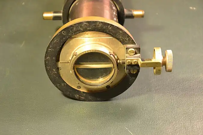 Heliometer von Carl Bamberg, Berlin-Friedenau, um 1880/90 (Universitätssternwarte Wien). Der Linsendurchmesser beträgt 4,2 cm, die Linsenhälften werden mit der seitlichen Mikrometerschraube gegeneinander verschoben.