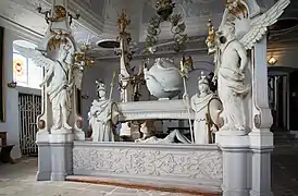 Heilig-Grab-Kapelle: Weltkugel mit Schlange