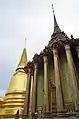 Phra Mondop (die Bücherei, im Vordergrund) und Phra Sri Rattana Chedi
