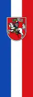 Bannerflagge mit Wappen oberhalb der Mitte