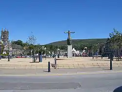 Wolfe Tone Square im Stadtzentrum mit Brendan-Denkmal