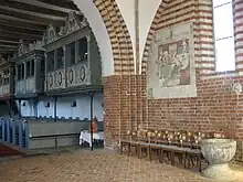Taufbecken und gotisches Wandgemälde im Chor