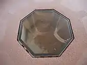 In den Boden eingelassenes Taufbecken