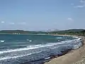 Ostseite des Golfes, im Hintergrund der Ort Baratti vor den Monti del Campigliese